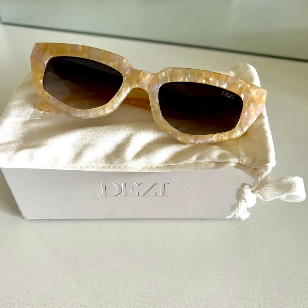 DEZI Sunglasses On Read Limestone